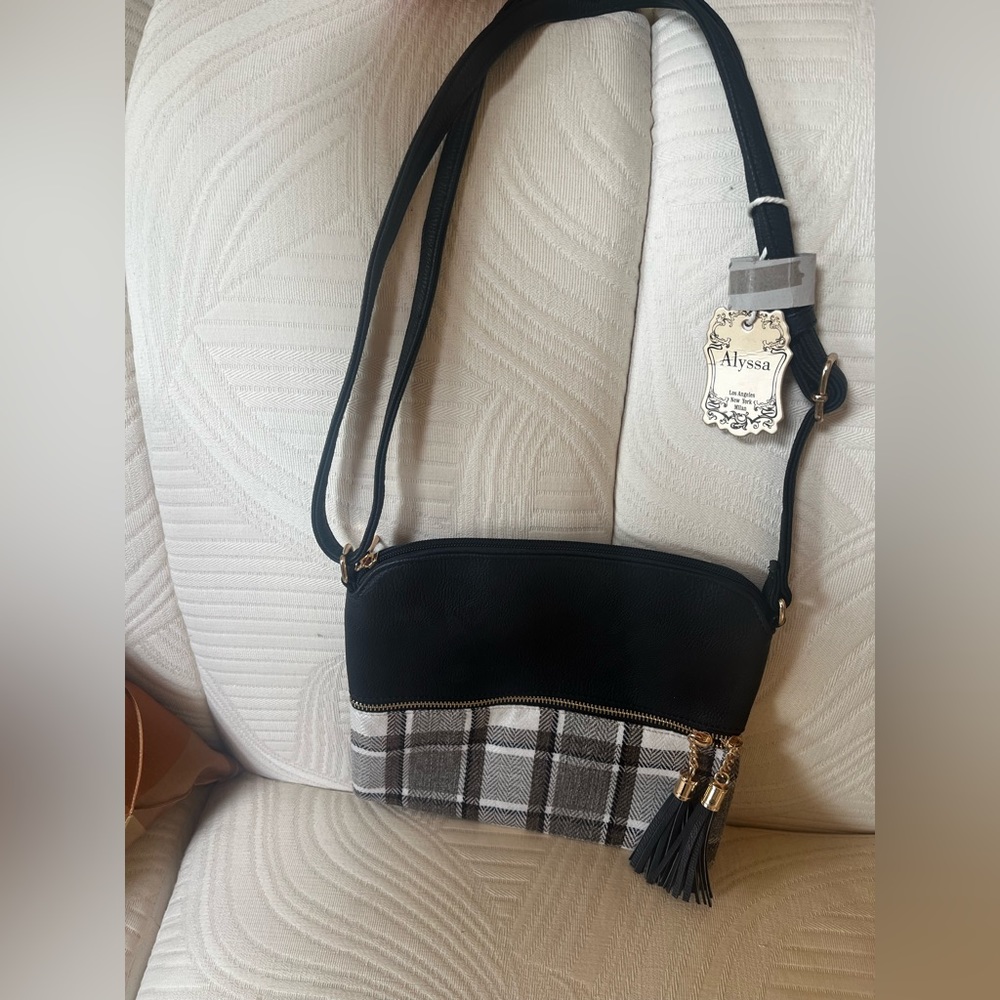 Small to medium sized over the shoulder pocketbook.